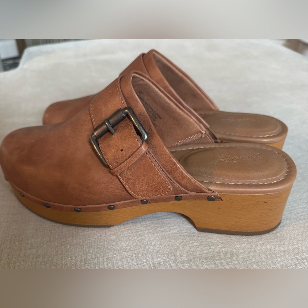 Universal Thread Clogs - Size: 10 - Picture 2 of 5